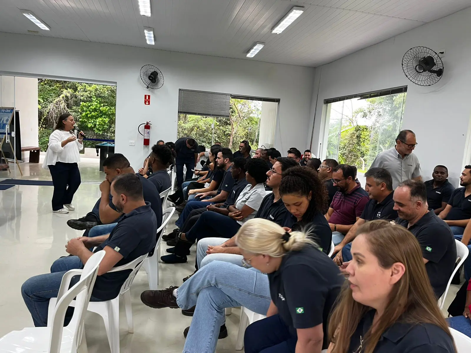 Ana Ribeiro realizando palestra corporativa