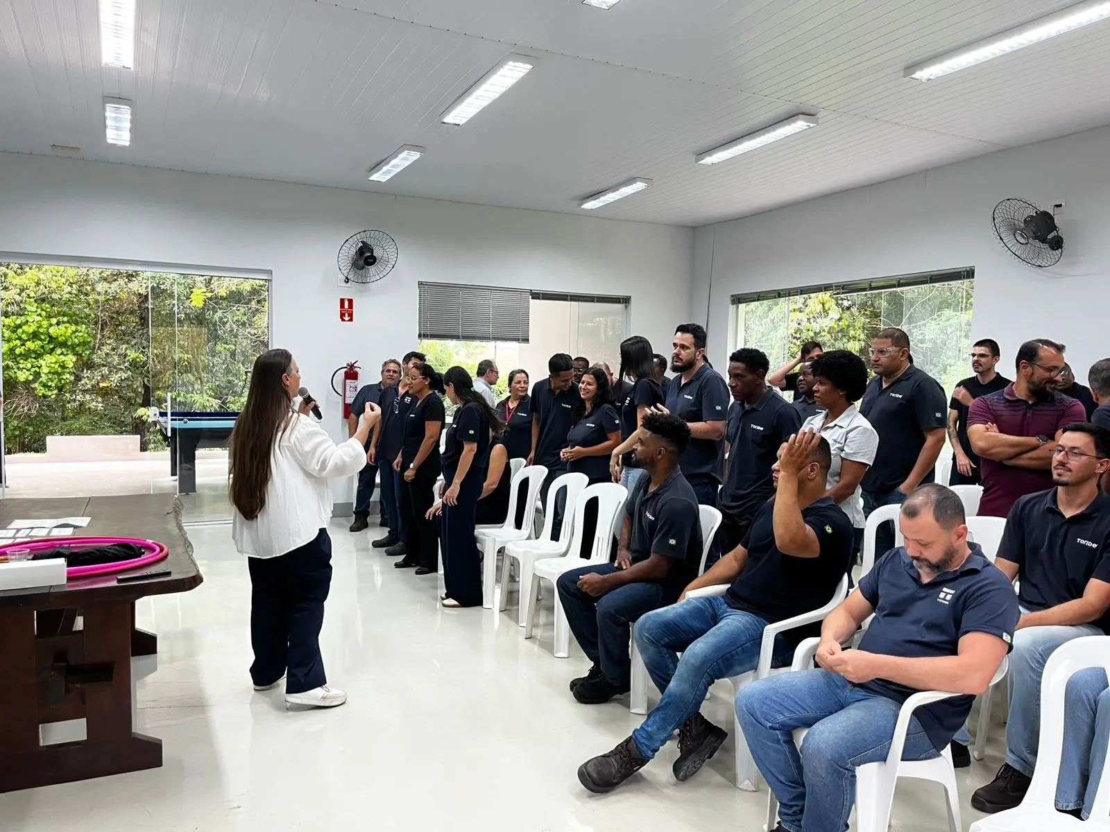 Palestrante especialista em saúde mental realizando palestra corporativa e SIPAT para empresas
