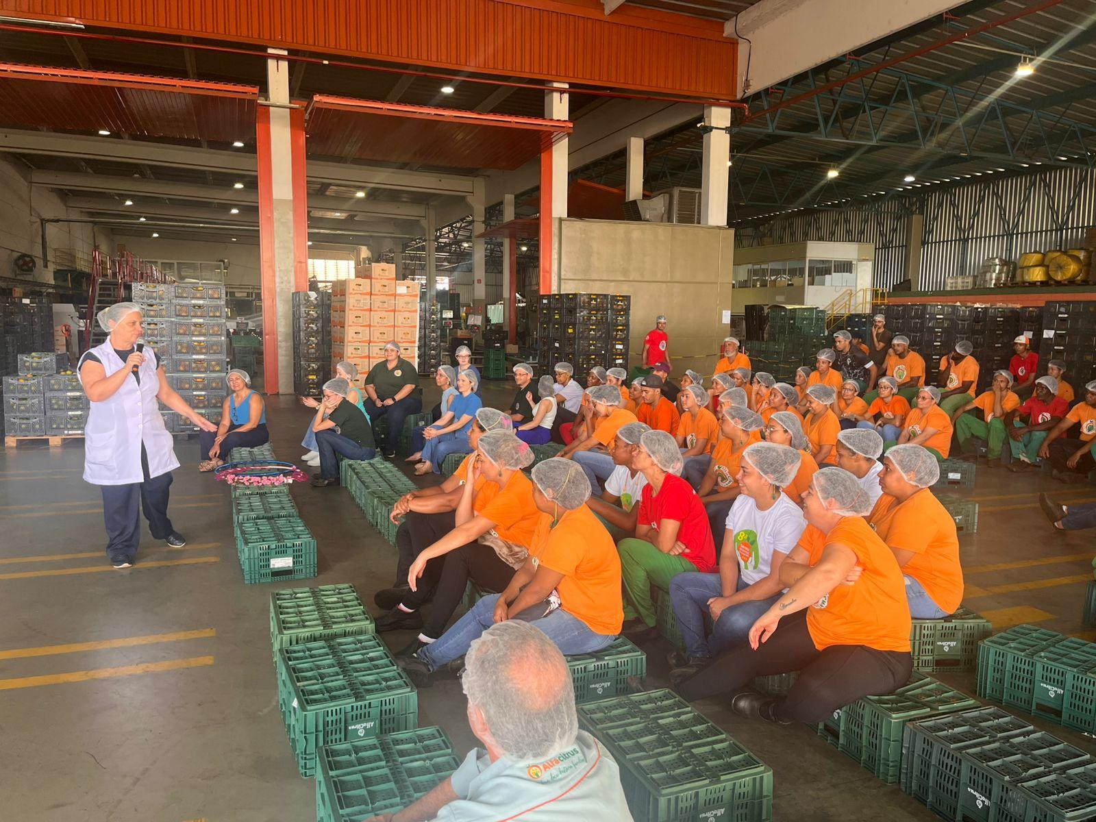 Palestrante conduzindo treinamento corporativo sobre saúde mental para equipes empresariais